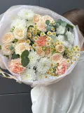 "Нежная ромашка с кустовыми розами, белыми хризантемами , эвкалиптом и нежными диантусами" – Фото 2