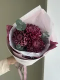 "Букет «Кулек» из 3 хризантем Бигуди и эвкалипта" – Фото 0