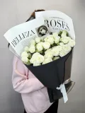 "7 белых кустовых роз в темном оформлении" – Фото 1
