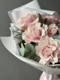 "Французские розы с эвкалиптом «Аристократка»" – Фото 3