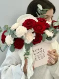 "«Flower» композиция из красных роз,кремовых диантусов и эвкалипта" – Фото 5