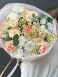"Нежная ромашка с кустовыми розами, белыми хризантемами , эвкалиптом и нежными диантусами" – Фото 1