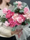 "Пышный букет с кустовой розой Джульетта Церайз" – Фото 0
