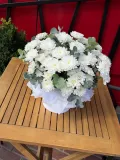 "Коробка размера М из кустовых хризантем с эвкалиптом" – Фото 3