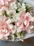 "Розовые французские розы и белая альстромерия" – Фото 2
