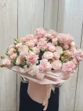 "Букет из кустовой пионовидной розы и диантусов Персиковый нюд " – Фото 0