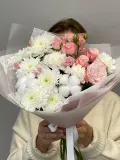 "«Гипюр» Букет с кустовыми пионовидными розами,кустовой хризантемой ,хлопком" – Фото 3