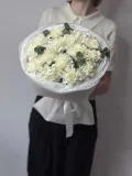 "Букет из белых диантусов и эвкалипта" – Фото 0
