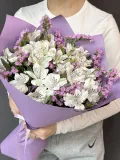 "Букет сборный белые альстромерии и розовая статица" – Фото 0