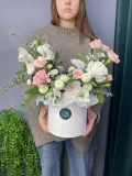 "Композиция из кустовых роз, диантусов и альстсромери" – Фото 0