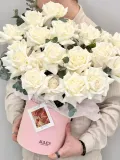 "«Опера» композиция в шляпной коробке из 25 эквадорских роз Плайя Бланка" – Фото 5