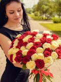 "Букет из красных и белых роз (50 см) - 51 шт" – Фото 1