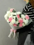 "Букет из кустовой хризантемы, диантусов и эвкалипта" – Фото 0