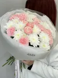 "«Мягкое свечение» сборный букет с кустовой розой мадам бомбастик, диантусами и хризантемой" – Фото 1