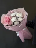 "Нежный букет-комплимент с французской розой, гипсофилой и кустовой хризантемой" – Фото 1