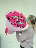 "Букет из 25 ярко розовых роз, альстромерии и эвкалипта" – Фото 1