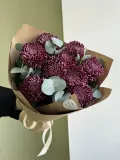 "Букет из 9 хризантем Бигуди и эвкалипта в крафтовой упаковке" – Фото 1