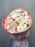 "Букет с гортензией, кустовой пионовидной розой и диантусами" – Фото 1