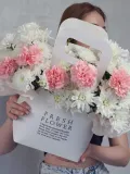 "Композиция в сумке из диантуса и хризантемы" – Фото 0