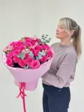 "Букет из 25 ярко розовых роз, альстромерии и эвкалипта" – Фото 2