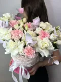 "Композиция из нежных роз, диантусов и лизиантуса" – Фото 0