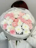 "«Мягкое свечение» сборный букет с кустовой розой мадам бомбастик, диантусами и хризантемой" – Фото 0