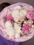 "Авторский букет с белой хризантемой, кустовой розой и розовыми диантусами" – Фото 2