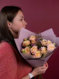"Букет из кустовых роз с веточками Шамелатциума" – Фото 1