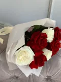 "Яркий букет из белых и Французских красных роз" – Фото 0