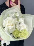 "букет комплимент 🌸 с белоснежной французской розой 🥐 и лаймовыми диантусами 🍋‍🟩🍋‍🟩🍋‍🟩" – Фото 1