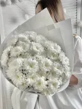 "Букет белых хризантем в дизайнерской упаковке" – Фото 2