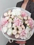 "Шикарный круглый букет кустовой и французской розы" – Фото 1