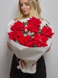 "Яркий букет из 7 французских роз и эвкалипта" – Фото 0
