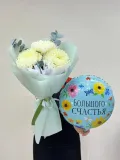 "Букет Комплимент из одноголовой хризантемы с эвкалиптом и с шариком" – Фото 0