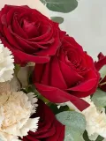 "«Flower» композиция из красных роз,кремовых диантусов и эвкалипта" – Фото 3