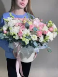 "Композиция в шляпной коробке с нежными кустовыми розами" – Фото 1