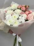 "«Гипюр» Букет с кустовыми пионовидными розами,кустовой хризантемой ,хлопком" – Фото 2