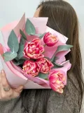 "Букет-комплимент из 5 пионовидных тюльпанов и ароматного эвкалиптана 8 марта" – Фото 2