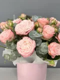 "Композиция из кустовых пионовидных роз и эвкалипта" – Фото 1