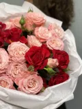 "Пионовидная кустовая Роза мисс бомбастик с красными в круглой упаковке" – Фото 2
