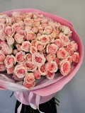 "51 розовая кустовая роза с оформлением" – Фото 4