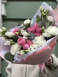 "Букет цветов из пион розы с диантусами и лизиантусом" – Фото 1