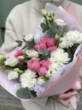 "Букет цветов из пион розы с диантусами и лизиантусом" – Фото 3