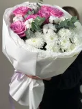 "Сборный нежный букет из кустовой хризантемы, пионовидных роз и хлопка" – Фото 2