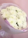 "Объёмный букет из 5 белых кустовых махровых хризантем" – Фото 0