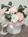 "Воздушный букет хризантем и эвкалипт в шляпной коробке" – Фото 3