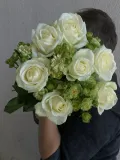 "Букет с белыми розами и кустовой принцесса Мидори" – Фото 0