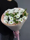 "Авторский букет из ромашковых хризантем сорта Кеннеди и розовых альстромерий" – Фото 1