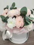 "Воздушный букет хризантем и эвкалипт в шляпной коробке" – Фото 1