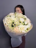 "Букет «облако любви» ( французские белые розы, ромашки, кустовые пион розы)" – Фото 0